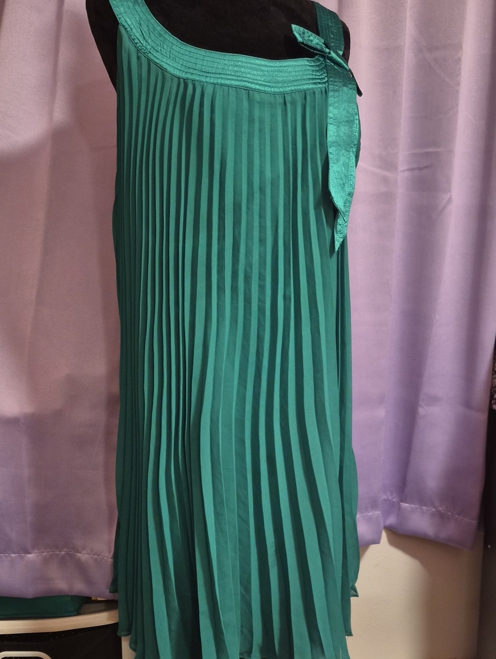 Robbie Bee Emerald Green Pleated Mini Dress with Bow